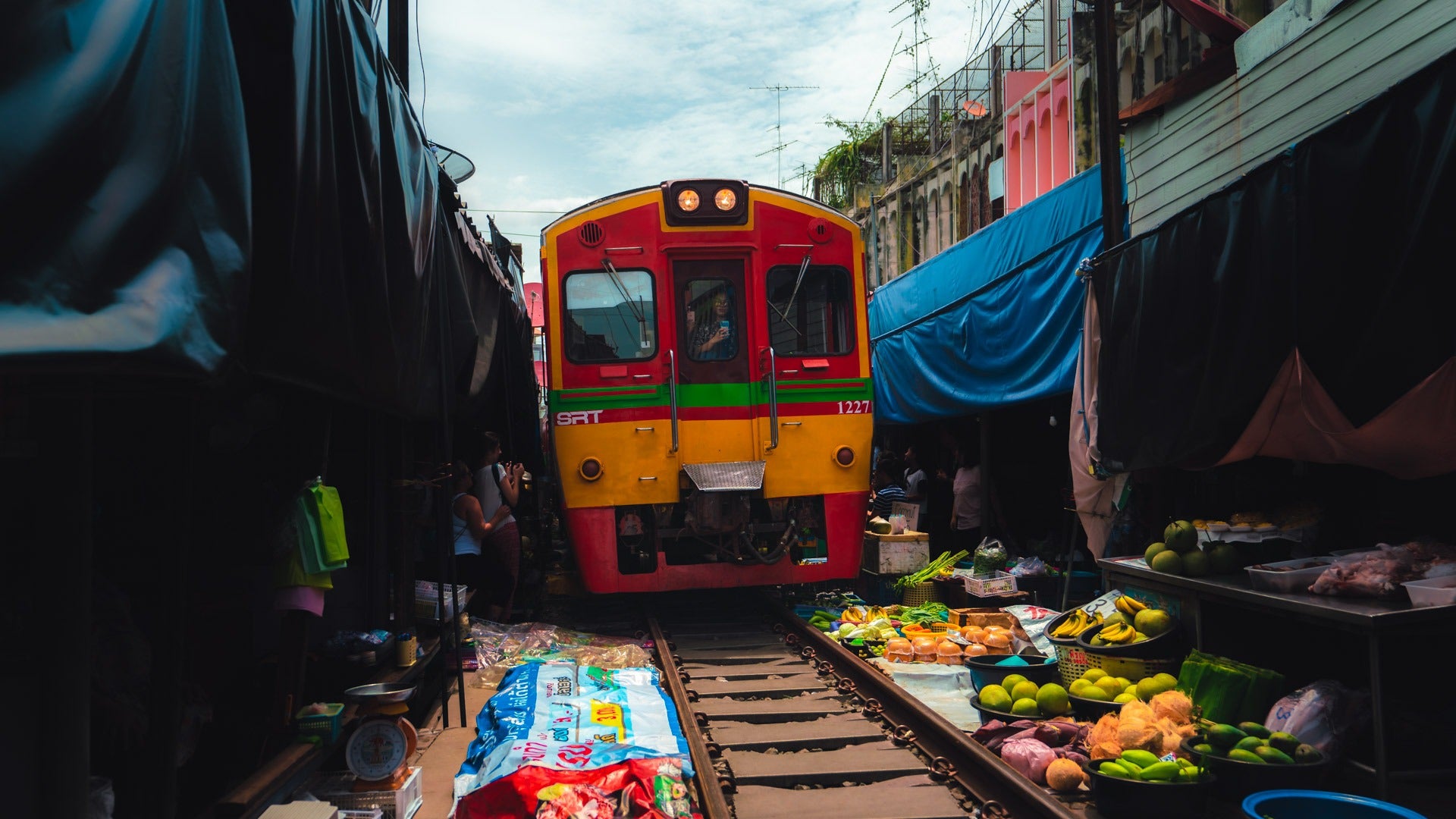 Maeklong Railway Market - Pat Kay Away
